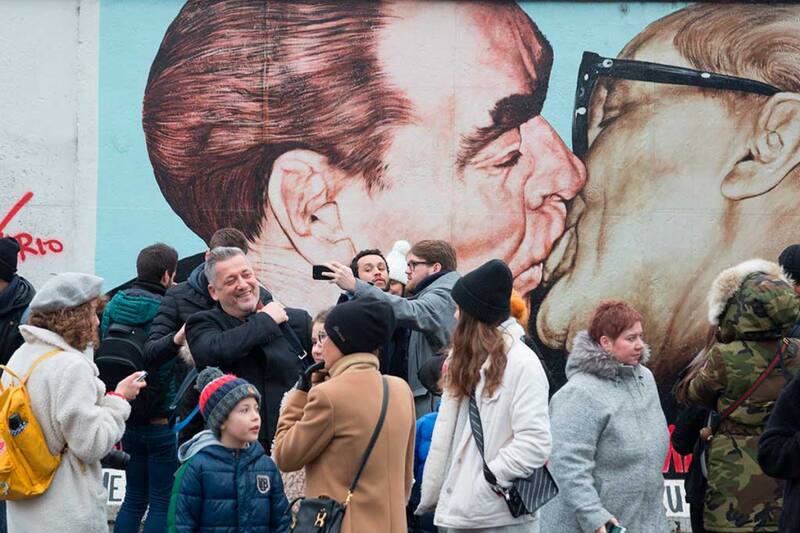 Luego de treinta años en pie, cae uno de los principales símbolos de la guerra y la destrucción.