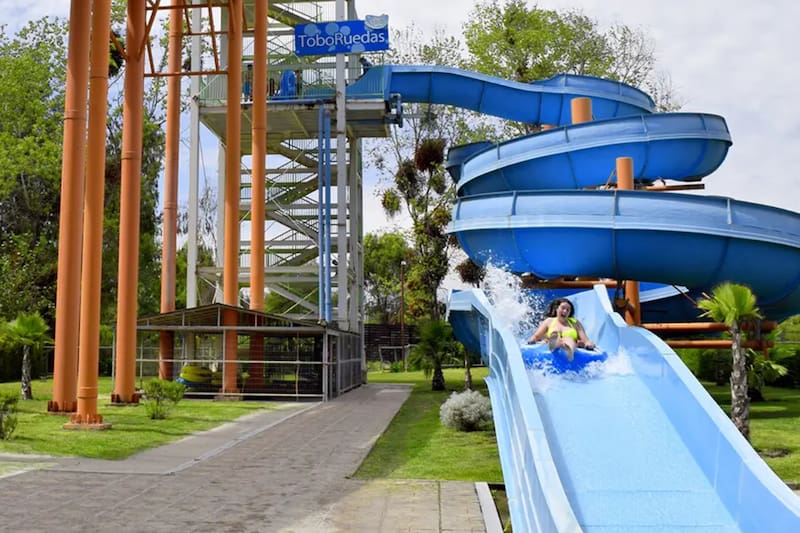 El parque ofrece varios toboganes y piscinas perfectos para capear el calor.
