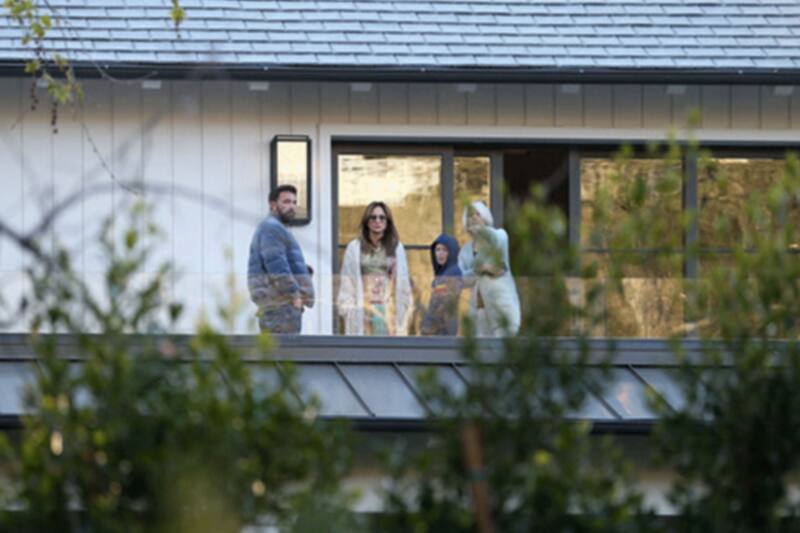 Ben Affleck y Jennifer Lopez conociendo su nuevo hogar/ Zillow