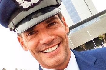 "Sirviendo a mi país": Cristián de la Fuente celebra más de 23 años en la escuadrilla halcones de la Fuerza Aérea de Chile