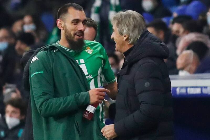 Borja Iglesias y Manuel Pellegrini en el Real Betis
