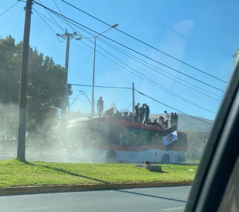 violentaron una micro.