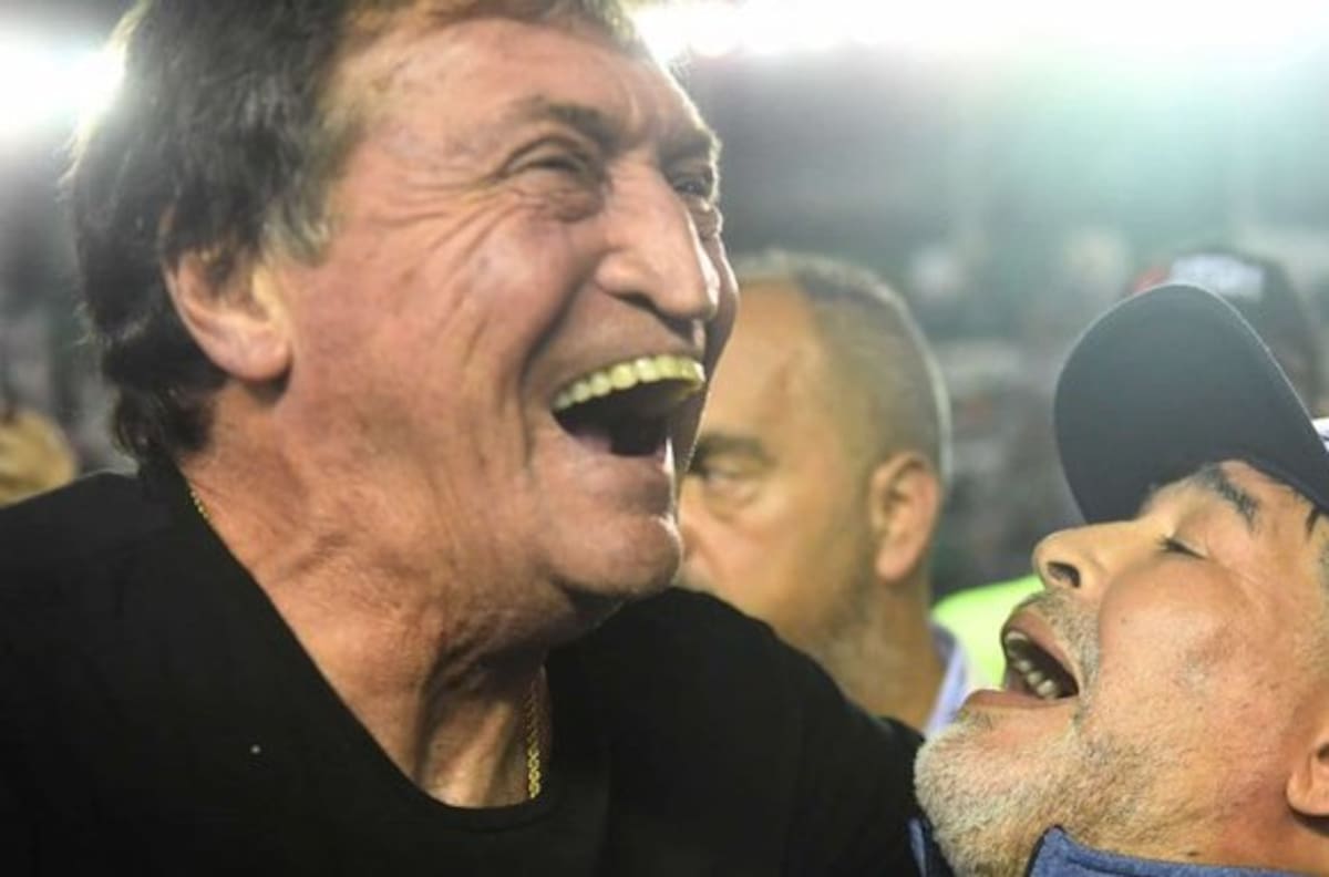 El cariñoso encuentro de Maradona con Julio César Falcioni en la Superliga de Argentina