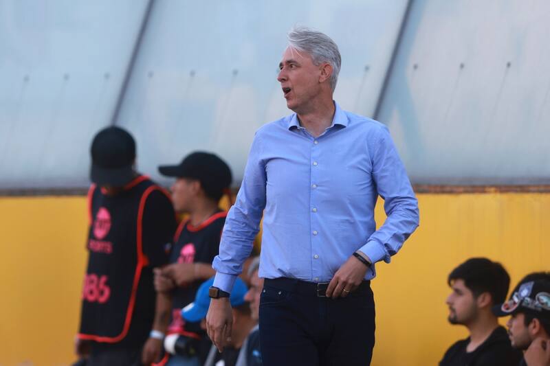 , entrenador de la UC, sigue esperando por refuerzos. Foto: Agencia Aton.