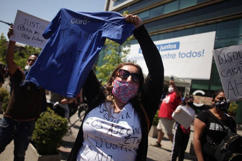 Santiago 3 octubre 2020.
Cientos de personas llegaron a la Clínica Santa Maria para apoyar a Anthony Araya Protesta quien fue empujado al rio por un carabinero de fuerza especiales.
Cristobal Saavedra Vogel/Aton Chile