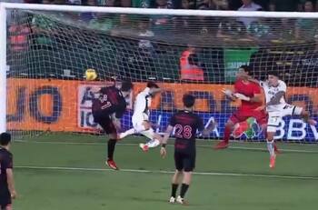 Rodrigo Echeverría anotó un golazo de cabeza en el último minuto: casi terminó noqueado