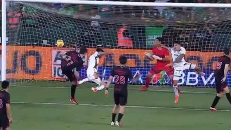 Rodrigo Echeverría anotó un golazo de cabeza en el último minuto: casi terminó noqueado