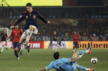 El recordado gol de David Villa a Claudio Bravo en el Mundial de Sudáfrica