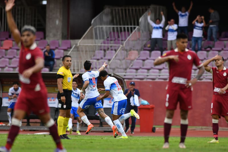 En contra del protocolo VAR: la polémica jugada que benefició a la UC ante Deportes La Serena. Foto: Aton.