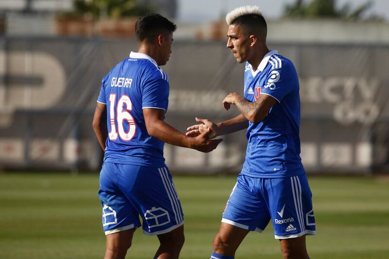 Nicolás Guerra y Leandro Fernández en un duelo amistoso de la U. Foto: Aton.