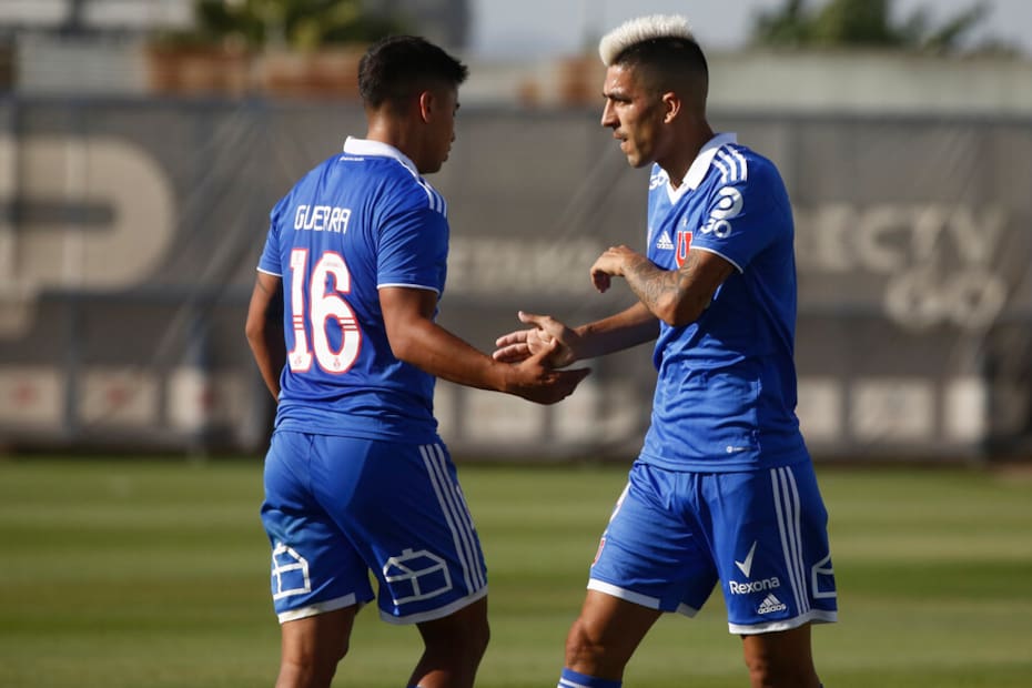 Nicolás Guerra y Leandro Fernández en un duelo amistoso de la U. Foto: Aton.