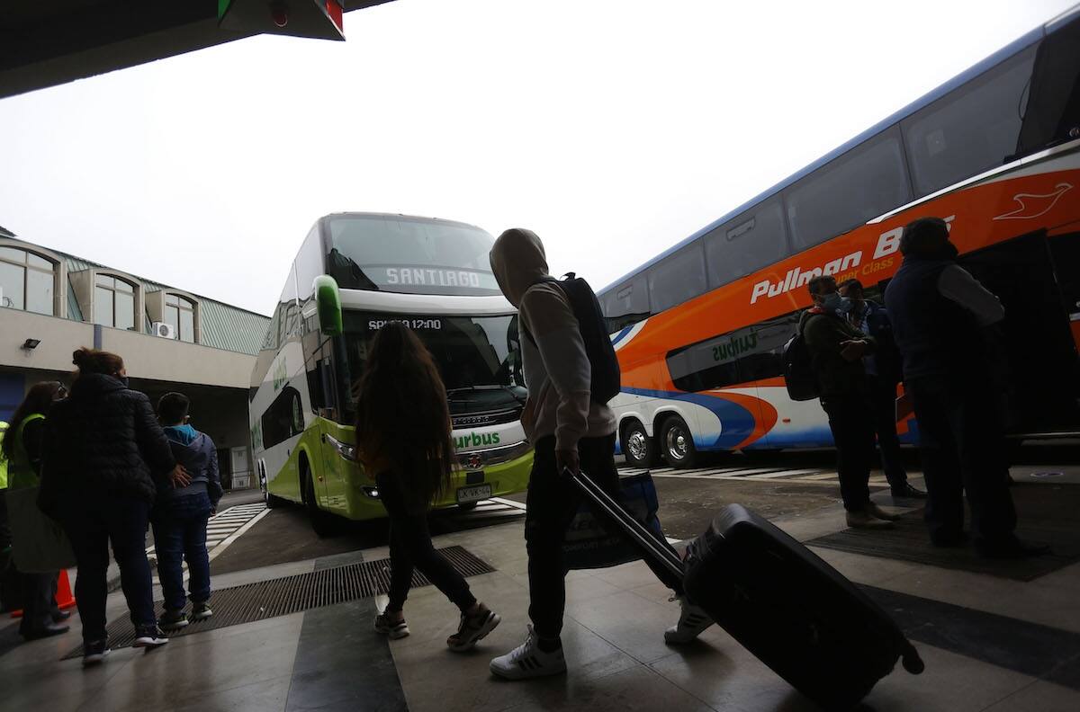 Encuentran a bebé en terminal de buses: Estaba envuelto con polera y papel higiénico