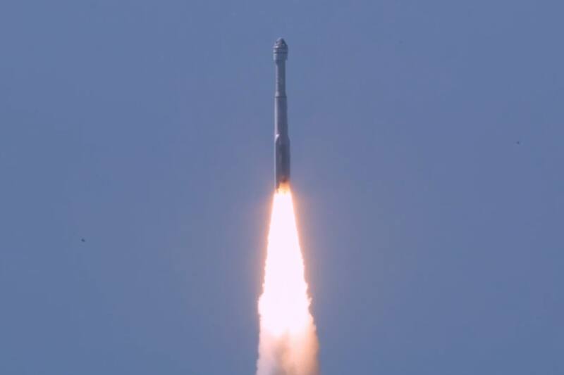 El lanzamiento de la aeronave tripulada se realizó pasadas las 14:50 horas de este miércoles.