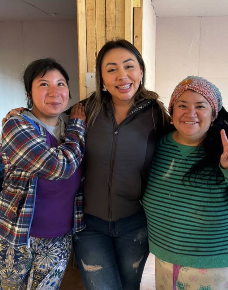 Naya Fácil y las hermanas afectadas por los incendios.