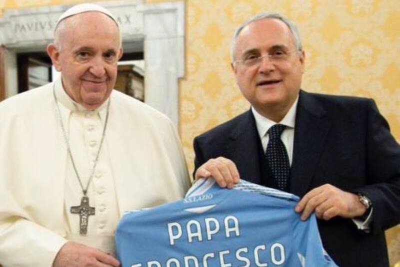 El presidente de Lazio le rindió honores al Sumo Pontífice, pero se quejó con la organización de la Serie A. (Foto: @SSLazio)