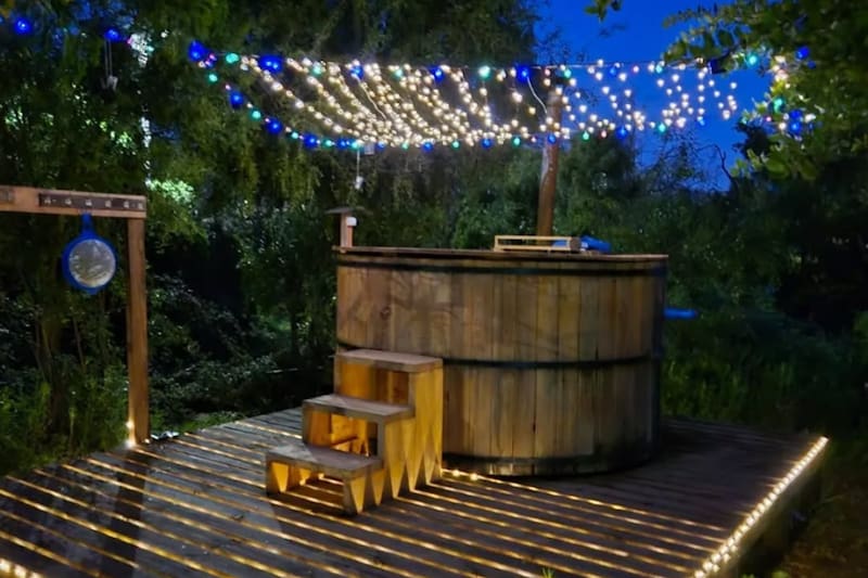 En el alojamiento además podrás sumergirte en tinajas de agua caliente, perfectas para relajarse en esta época de vacaciones. Créditos: Refugio Pucalán Lounge en Instagram.