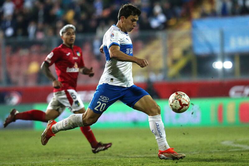 En la U llenaron de elogios a Gonzalo Tapia, delantero de la UC. Foto: Aton.