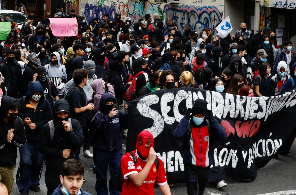 VIDEO | Estudiantes secundarios marchan en Valparaíso por Plaza Sotomayor: Se dirigen al Congreso