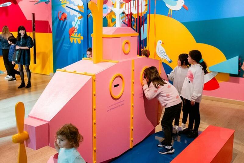 Colorida exposición interactiva sobre los derechos de los niños.