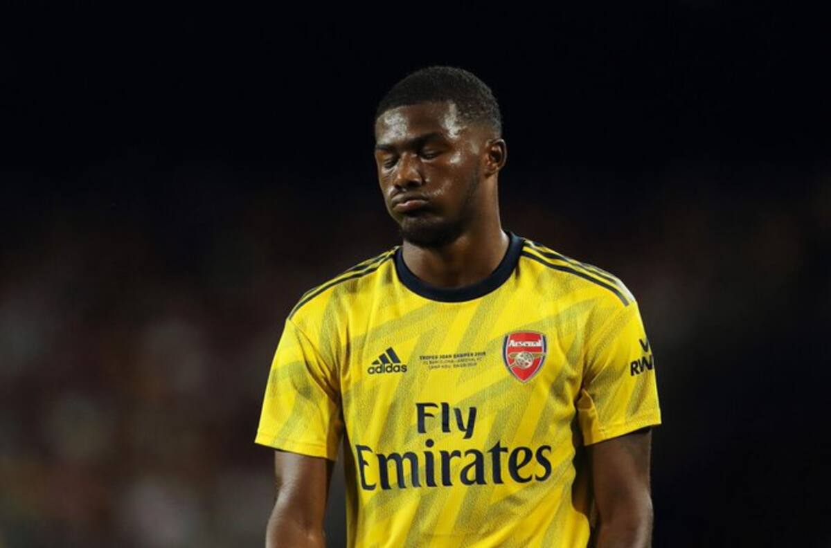 El absurdo autogol de Maitland-Niles en derrota de Arsenal ante Barcelona