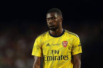 El absurdo autogol de Maitland-Niles en derrota de Arsenal ante Barcelona