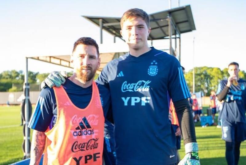 al lado de Lionel Messi.