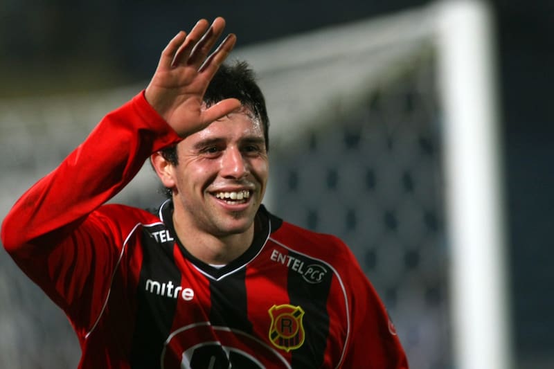 El atacante con la camiseta de Rangers. Foto: Old Photosport.