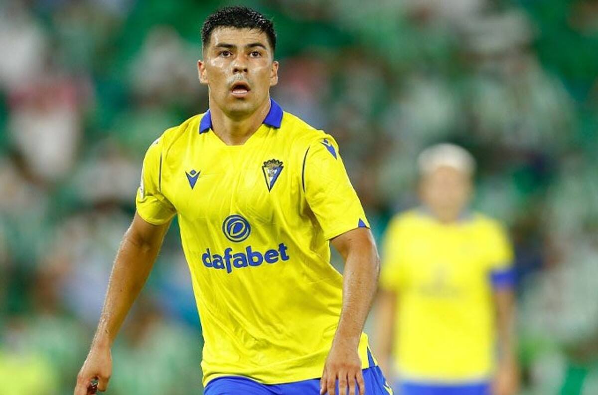 Preocupación en La Roja: Tomás Alarcón no fue convocado en el Cádiz