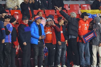 Los cuatro partidos de este año donde pillaron a hinchas de la U apoyando a los rivales de equipos chilenos
