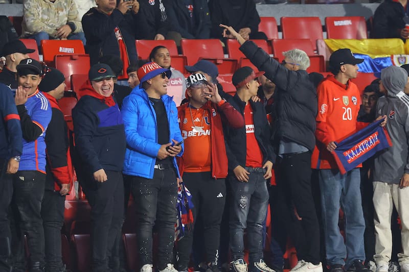 Hinchas de la U fueron captados anoche en el Estadio Nacional apoyando a Independiente Medellín ante Palestino. Foto: Agencia Aton