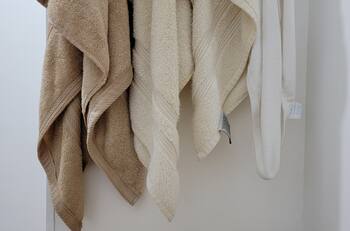 Truco casero y efectivo para quitar el olor a humedad de las toallas de baño
