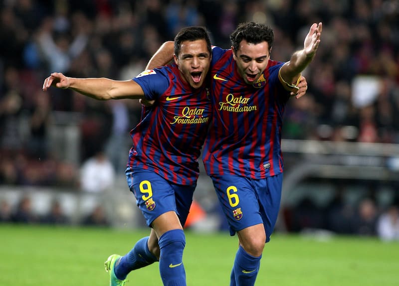 Festejo de Maravilla en el Barcelona, junto a Xavi Hernández. Foto: Agencia Aton.