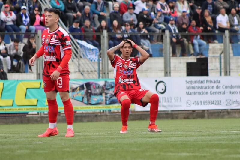 Jugadores de Provincial Talagante no pueden creer la manera en que se les escapó la llave ante Naval. Foto: @terceraenfotos