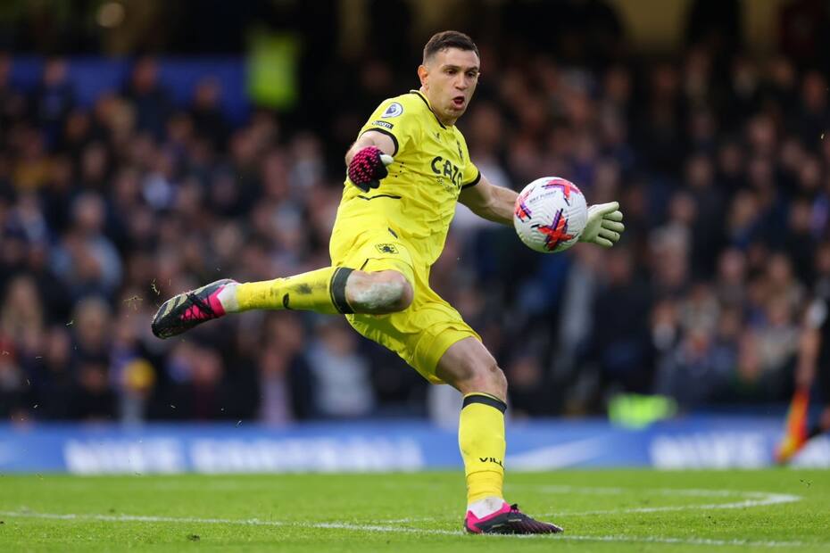Dibu Martínez es el sexto arquero más valioso de la Premier League