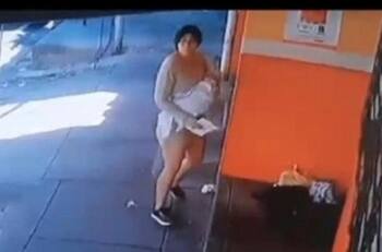 VIDEO | Cámaras de seguridad captan a mujer abandonando a su hijo recién nacido en El Salvador