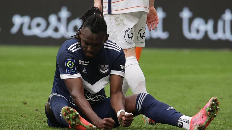 rescindió todos sus contratos profesionales.