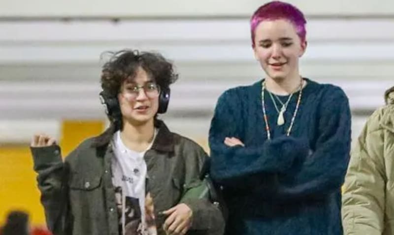 Fin Affleck y Emme Muñiz son hermanastras y muy buenas amigas. La última hizo pública su transición.