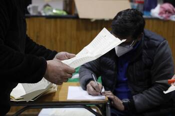 Hombre denunció que no pudo votar porque otra persona firmó en su lugar