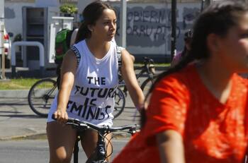 Día de la Mujer: Realizan cicletada por "La Huelga General Feminista" del 8M