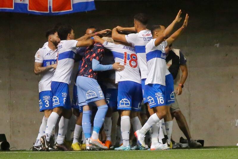 Ariel Holan se inclinaría por un formado en la UC para reemplazar a Franco Di Santo. Foto: Agencia Aton.