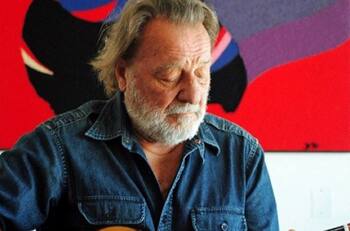 "Con gran dolor por la partida de un hermano": Inti-Illimani, Gabriel Boric, Villa Cariño y otros despiden a Patricio Manns