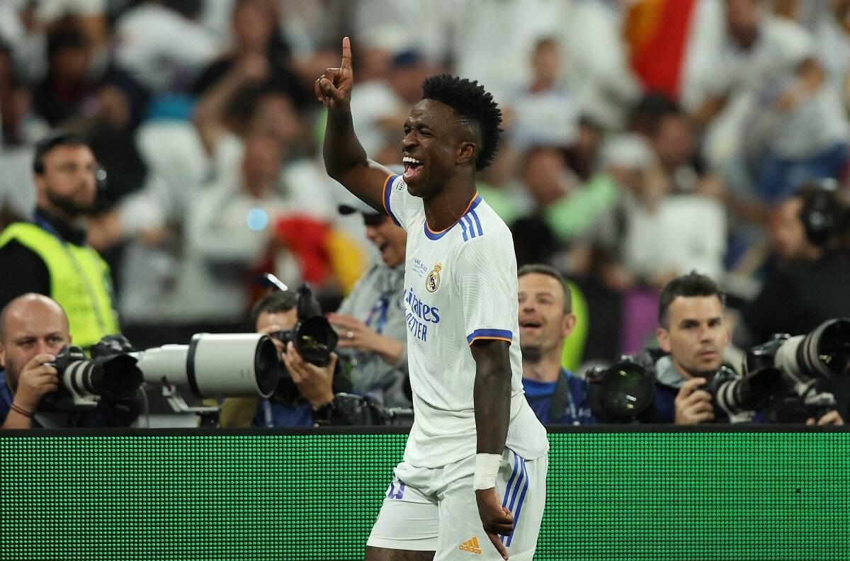 Repudiable: seguidores del Atlético Madrid cuelgan en un puente un muñeco de Vinicius Jr.