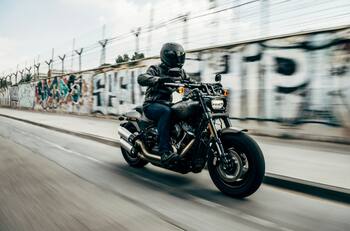 ¿Qué documentos debo portar para andar en moto en Chile?