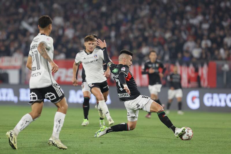 ante Colo Colo en el Estadio Monumental.
