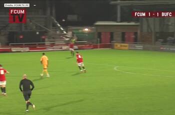 El golazo de cabeza desde la mitad de cancha que nadie puede creer