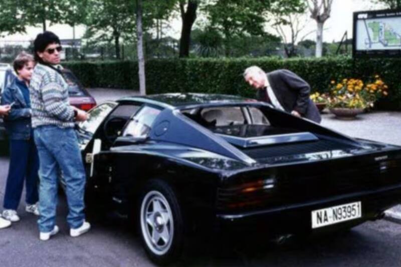 La mítica Ferrari Testarrosa negra