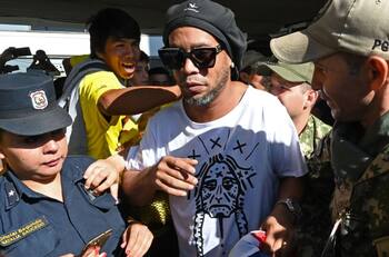 Ronaldinho salió de la cárcel paraguaya pero seguirá con arresto domiciliario