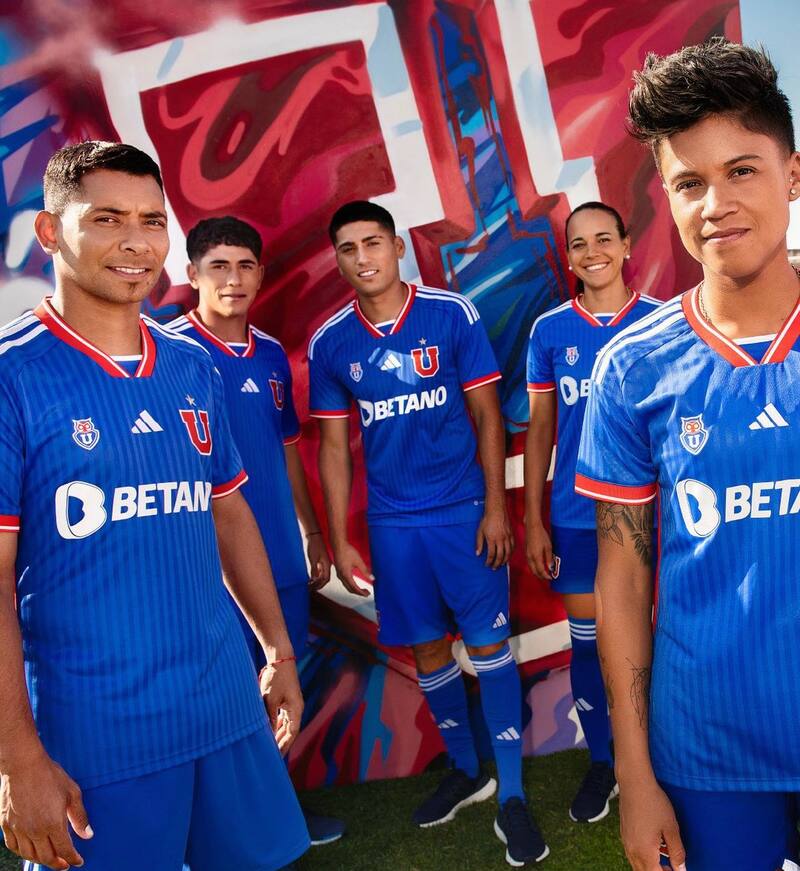 El plantel posando con la nueva ropa azul