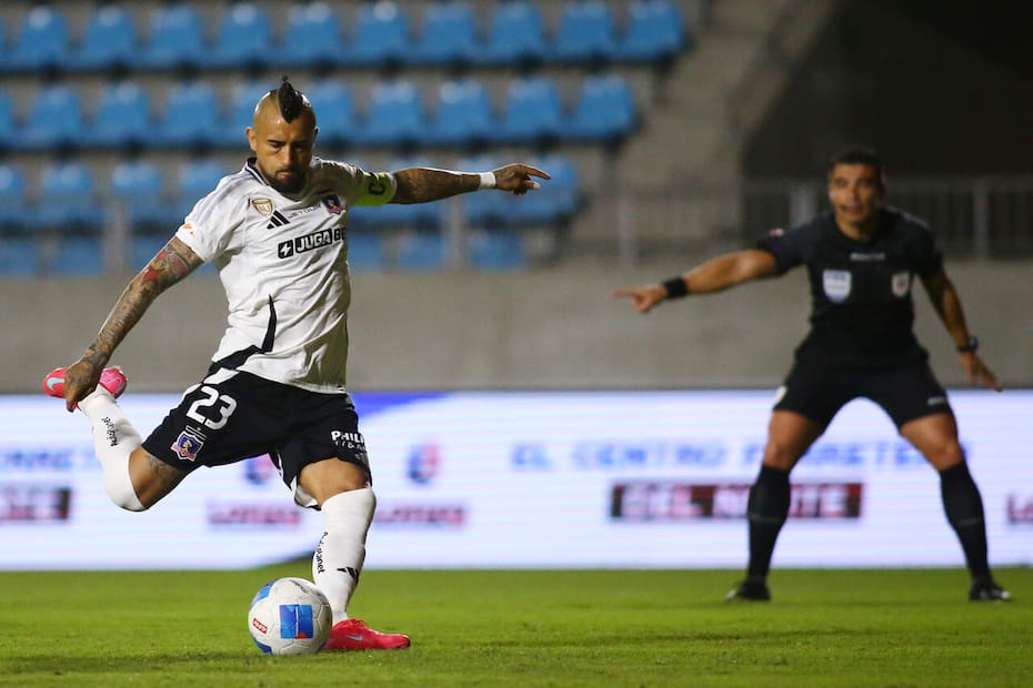 Vidal falló su penal contra Deportes Iquique. Foto: Aton.
