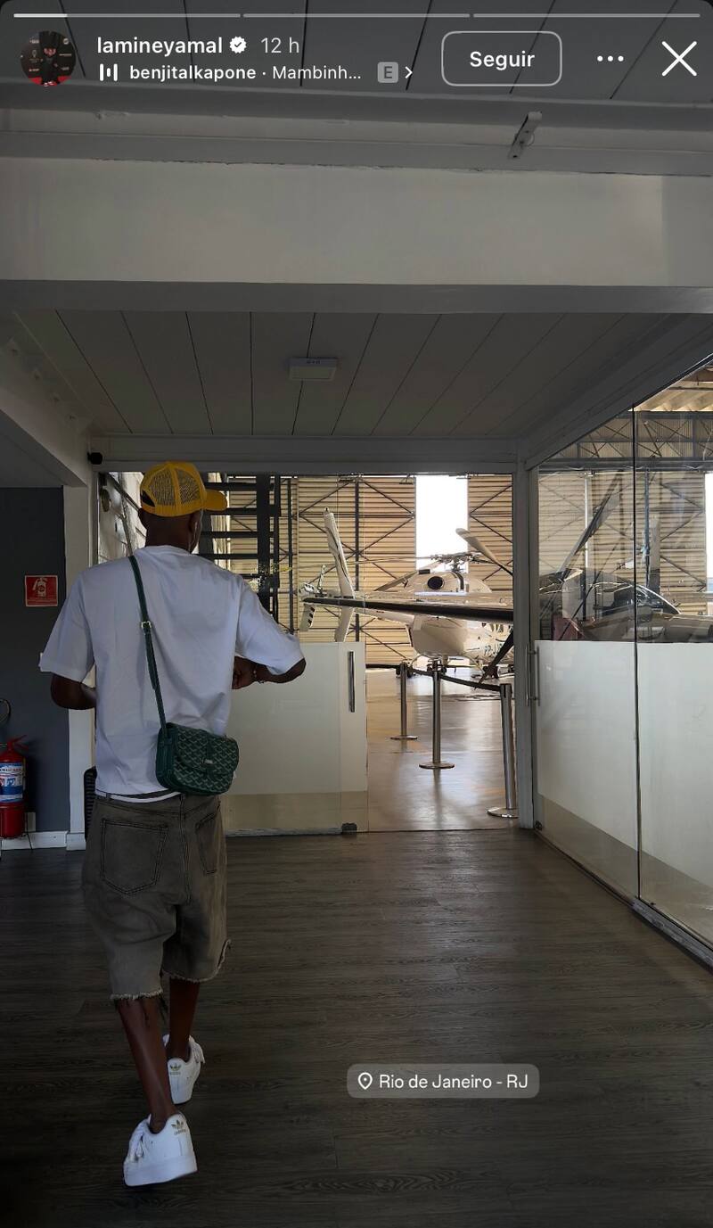 El futbolista escuchando a Benjita Alkapone.